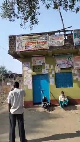 बंद घर में कितना से पोस्टर चिपका दिया है जैसा कोई विज्ञापन #subodh gupta @manoj kumar