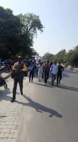आज NSUI के पदाधिकारियों के साथ बुन्देलखण्ड विश्विद्यालय के मुख्य द्वार पर योगी सरकार के #UPTETPaperLeak पर प्रदर्शन किया