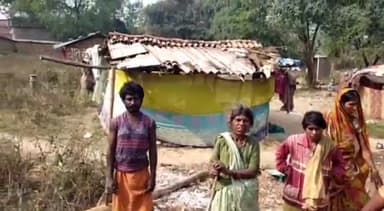 भवनाथपुर: सरकारी सुविधाओं से मरहूम हैं पिछले तीन दशक से चपरी के मुसकैनी पहाड़ी के समीप रहने वाले दर्जनों मुसहर परिवार के लोग#अनदेखी