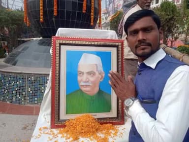 आज सारण जिला मुख्यालय की हृदयस्थली म्युनिसिपल_चौक पर स्थित सादगी एवं त्याग की प्रतिमूर्ति, देश के वरिष्ठ वकिल, स्वतंत्रता सेनानी, प्रथम राष्ट्रपति, #भारत_रत्न #डाॅ_राजेन्द्र_प्रसाद_बाबू की 137वीं_जयंती पर आदमकद प्रतिमा पर माल्यार्पण कर नमन!