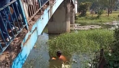 चास: #सेल्फी लेना पड़ा मंहगा मोबाइल गिरा गहरे तालाब में!