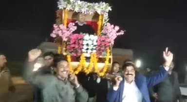 Vedio: मध्य प्रदेश के भिंड में एसपी काे डाेली में बैठाकर विदा किया,आगे नाच रहे थे पुलिस अधिकारी #vedantsamchar