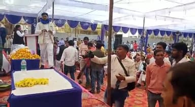 आलापुर: परमपूज्य बाबा साहब डॉ० भीमराव अंबेडकर जी के परिनिर्वाण दिवस पर विचार गोष्ठी को संबोधित करते हुए।
#kdgautam
#bsp
