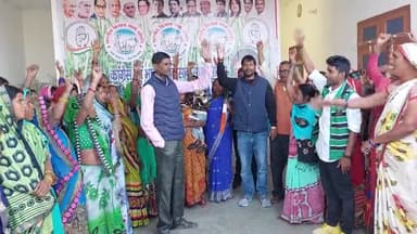 आज दिनांक 9 को कॉंग्रेस जनसम्पर्क एव भाकिसॅस जिला कार्यालय निचलौल पर ग्राम पंचायत #सेमरहना,#हरदी, #बैठवलिया,#चटिया से दर्जनों महिलाओ को सदस्यता कराया गया!
जय जवान, जय किसान
किसान एकता जिंदाबाद!