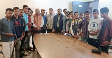 आज हरदोई जिला भाजपा कार्यालय पर श्री मयंक सिंह चौहान के नेतृत्व में दर्जनों युवाओं ने भाजपा की सदस्यता ग्रहण की...
सभी को 7505403403 डॉयल कर सदस्यता दिलाई।
#जय_भाजपा
#तय_भाजपा