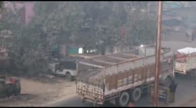 महराजगंज: अफराद मोड़ पर पुलिस का ट्रक से अवैध पैसा वसूली करने का वीडियो सोशल मीडिया पर हुआ वायरल#अवैध#वसूली