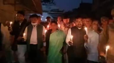 भाजपा कार्यकर्ताओं द्वारा ग्राम अहेरीपुर में भारत के सर्वोच्च अधिकारी #CDS जनरल बिपिन रावत जी उनकी धर्मपत्नी व mi 17 में सवार अन्य सैन्य अधिकारियों जवानों को भावपूर्ण श्रद्धांजलि देकर ब कैंडल मार्च निकाला....
ओम् शान्ति शान्ति शान्ति