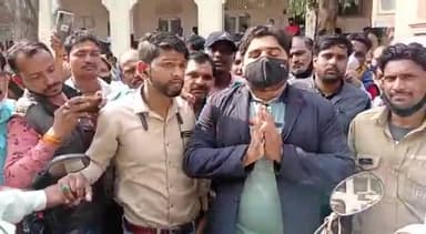 ऑटो रिक्शा चालकों की मदद करने अब इंदौर में सामाजिक संगठन बालों ने #@#भी मदद की है