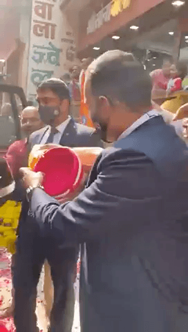 काशी में प्रधान मंत्री मोदी को काशी के सोनावाला के नाम से मशहूर ब्रिजमोहन दास ने पहनाई पगड़ी #kashi #kashivishwanathdham @bjp4india