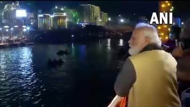 वाराणसी में विवेकानंद क्रूज़ पर सवार प्रधानमंत्री नरेंद्र मोदी। वाराणसी में आज शिव दीपोत्सव मनाया जा रहा है। #KashiVishwanathDham