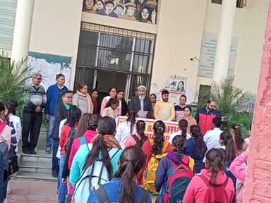 भिवानी: महिलाओं के लिए राजीव गांधी कॉलेज ने लिया सड़क सुरक्षा का संकल्प#bhiwaninews