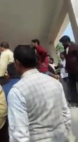 किसी सड़क छाप गुण्डे की भांति बात कर रहे ये शख्स कोई और नहीं बल्कि #लखीमपुर_किसान_नरसंहार हेतु ज़िम्मेदार केंद्रीय गृह राज्य मंत्री @ajaymishrteni हैं।
पत्रकारों के वाजिब सवाल पर मंत्री जी उन्हें मारने झपटते हुए भी वीडियो में साफ दिख रहे है