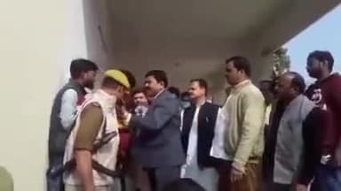 मोदी के लाल, देश के गृहराज्य मंत्री 'टेनी' ने पत्रकारों को गालियां दी, अभद्रता की और आखिरी में हाथापाई पर उतारू हुए..
शुक्र है 'मंत्री जी' गाड़ी पर सवार नही थे...
#thankyoumodiji
