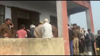 चकरनगर: #लंबे इंतजार के बाद टिटावली के सहकारी संघ पर पुलिस सुरक्षा में किसानों को डीएपी खाद कराई गई मुहैया
