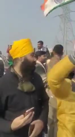 13 महीने सड़क पर संघर्ष।
आज घर वापसी।
देश के सभी नागरिकों का हार्दिक आभार।
#राकेशटिकैत
#FarmersProtest_FatehMarch
#म्हारा_टिकैत