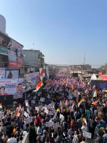 Gअमेठी के नवीनतम दृश्य। 
@rahulgandhi और @priyankagandhi के स्वागत के लिए भारी भीड़ जमा हो गई है । 
#bjpbhagaomehangaihatao
