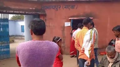 भवनाथपुर: भवनाथपुर के बीआरसी में आधार कार्ड बनवाने वाले लोगों की लगने वाली भीड़ से कर्मी की बढ़ी परेशानी#अनदेखी