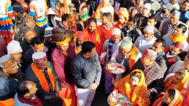 मा0 कैबिनेट मंत्री श्री Bishan Singh Chuphal जी व अन्य पदाधिकारियों के साथ "विजय संकल्प यात्रा" के अंतर्गत बागेश्वर में भगवान बाबा बागनाथ जी एवं रथ का पूजन किया। इस दौरान हजारों की संख्या में कार्यकर्ता उपस्थित रहे।
#UttarakhandWithBJP