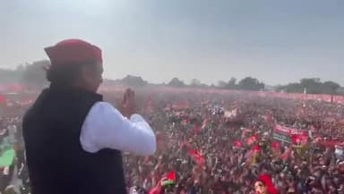 मैनपुरी में जनसभा के दौरान राष्ट्रीय अध्यक्ष श्री Akhilesh Yadav जी जनता का अभिवादन स्वीकार करते हुए।
#जनसैलाब #आ_रहे_हैं_श्री_अखिलेश
