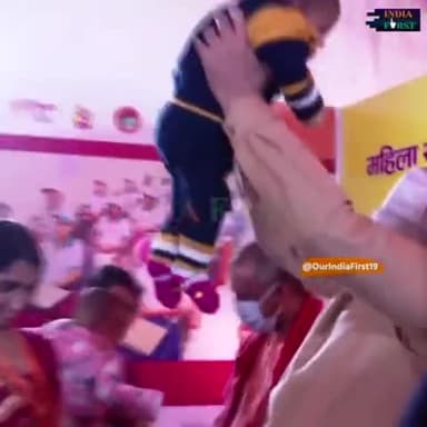 प्रधानमंत्री जी से आत्मीय मुलाकात के बाद महिलाओं ने उनका आभार जताया! #NariShaktiDeshKiShakti