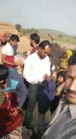 #@मारुति सेवा संगठन @#धरनावदा के तत्वाधान में 4 वर्षों से चलाया जा रहा है पुराने व गर्म @कपड़े बांटने का छोटा से #प्रयास