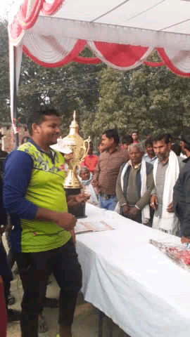 एजीसीएस कप में डबल हैट्रिक छक्का मारने वाले नैनी के खिलाड़ी अमन को प्राइस देते हुए #AGCSCUP