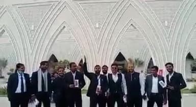 योगी जी द्वारा मोबाइल/टैबलेट देने के बाद 
Akhilesh Yadav जी व Samajwadi Party जिंदाबाद के नारे लगाते युवा /छात्र 
#आ_रहे_हैं_श्री_अखिलेश  #बाईस_में_साईकल