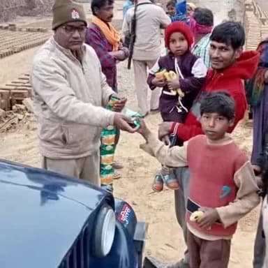 #etawahpolice
#goodwork
इटावा पुलिस की मानवीय पहल-
आगामी नववर्ष के अवसर पर थाना इकदिल पुलिस द्वारा थाना क्षेत्रांतर्गत में गश्त के दौरान छोटे- छोटे बच्चों को चॉकलेट, टॉफी,फल आदि वितरित किए गए एवं उनके उज्ज