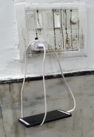 Need is the mother of invention. Fact of life 😊🙏🏻💐
Jugaad for Charging In 2022.
#jugaad #mobile #Chargers #charger #mobilecharger #FactofLife #invention