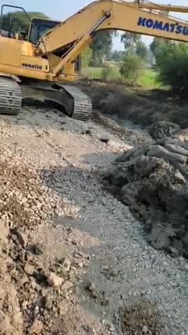 गिट्टी के ऊपर से मिट्टी डालकर बना रहे सड़क
ओरन बिसंडा मार्ग रोड चौड़ीकरण में
भारी अनियमितता
#bisanda #banda