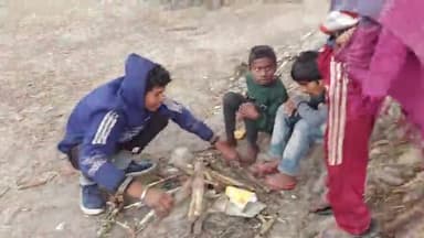 आज़मनगर: आजमनगर: कंपकंपाती ठंड में आग तापते लोग, शीतलहरी भी कम होने का नाम ले रहा है.
#winter #winterseason