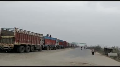 कोईलवर: कोइलवर से डोरीगंज तक बालू लदे ट्रकों और ट्रैक्टरो के परिचालन से लग रहा जाम।
#koilwar #koilwarnews