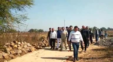 बिश्रामपुर विधानसभा के भावी विधायक प्रत्याशी कृष्णा दुबे ने पीसीसी के घटिया निर्माण पर लगाया रोक।
#palamu #omicrone
