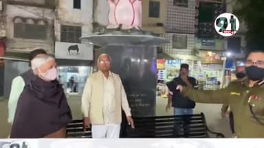 भोपाल– कलेक्टर के मास्क के औचक निरीक्षण के दौरान पूर्व विधायक बिना मास्क के आएं नज़र।#bpl #indorelynching #corona_case
