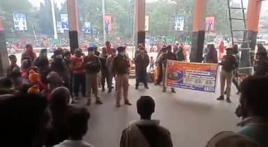 खगड़िया: #खगड़िया आरपीएफ इंस्पेक्टर रेल यात्रियों को कोविड गाइडलाइन पालन के प्रति जागरूक किया। इस दौरान यात्रियों को शपथ भी दिलाई।