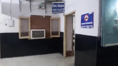 ठंड का असर:
#खगड़िया रेलवे स्टेशन के प्लेटफार्म संख्या एक पर देर शाम कम रही यात्रियों की चहलकदमी।