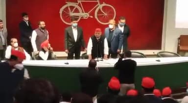 कन्नौज: पूरे प्रदेश नेताओं को समाजवादी पार्टी कार्यालय लखनऊ का संबोधित करते आदरणीय नेता जी #अखिलेश_यादव।।
#आदिल_वारसी