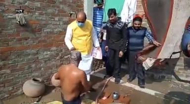कानपुर: नहाते हुए व्यक्ति के पास गए विधायक जी,
पूछा “ राशन कार्ड बगरह है”।
#sanjaychauhan