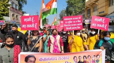 आज उज्जैन में विद्युत विभाग के संभागीय दफ्तर का घेराव कर 1000 बिलो की प्रतियां बिल माफ करने हेतु मुख्य अभियंता बी.एल. चौहान जी को दी स्मार्ट मीटर का विरोध किया और 7 दिनों का अल्टीमेटम विद्युत विभाग को दिया।
#लड़की_हूं_लड़_सकती_हूँ