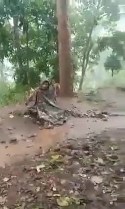 भीषण बर्फ़बारी में भी देश की सीमाओं की सुरक्षा करने वाले इन योद्धाओं का हर देशवासी शुक्रगुजार है।
#जयहिन्द  #भारतीयसेना