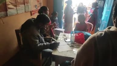 तारापुर: Ice Cream Factory के आगे आंगनवाड़ी केन्द्र में दिया जा रहा vaccine #covaxine #covidshield