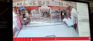 छीपाबड़ोद: छीपाबड़ौद के कुशवाह मंदिर मे हुई चोरी सीसीटीवीकैमरे मे आया चोर नजर दो झालरें वगैरा हुई चोरी#chhipabrod#newnews@