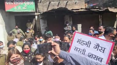 #शिवराज_सिंह_चौहान की #नई_आबकारी_नीति 2022-2023 के तहत घर/घर शराब और बार खोले जाएंगे इसका विरोध उज्जैन की शासकीय शराब दुकान पर सांकेतिक ताला बंदी का प्रयास कर और दूध बांटकर किया।