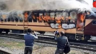 सुपर फास्ट ट्रेन में लगाई आग ! बिहार सरकार की नपुंसकता से देश हो रहा है वाकिफ ! #ntpc #biharnews #ranjanyadav 😡😡
