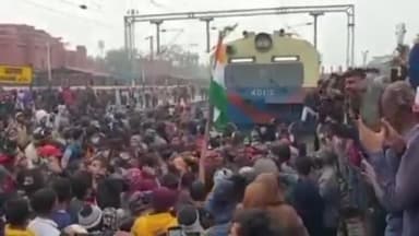 नवादा: जहानाबाद में छात्रों ने रेल रुकवा कर गाया राष्ट्रीय गान.....
#jahanabad
#rrb_ntpc_1student_1results