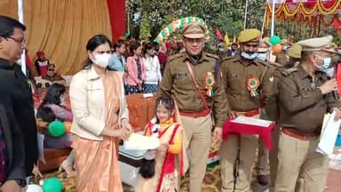 खलीलाबाद: #73वें गणतंत्र दिवस के अवसर पर #जिलाधिकारी दिव्या मित्तल पुलिस #अधीक्षक डॉ कौस्तुभ ने प्रतिभागियों को किया #सम्मानित।