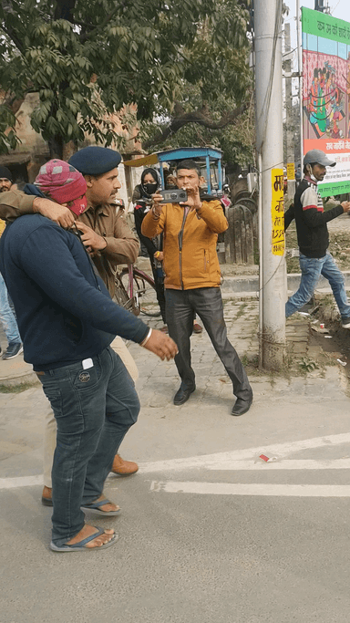 पुलिस से माफी की भीख मांगता युवक|
muzaffarpur court
#news #bihar #india #khabr