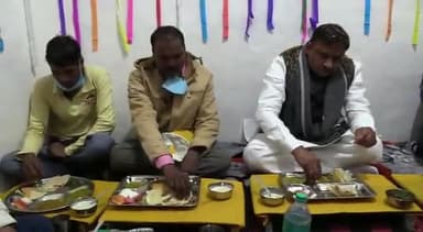 खुरई- मंत्री भूपेन्द्र सिंह ने धर्मेन्द्र अहिरवार को गृहप्रवेश कराया, परिजनों के साथ भोजन किया
#bhupendrasingh
#bjp