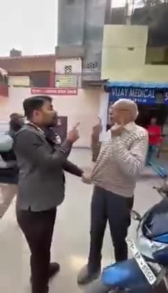 #भाजपा_की_गुंडागर्दी
कहां है कानून! कहां है चुनाव आयोग ! कानपुर शास्त्री नगर वार्ड से भाजपा पार्षद राघवेंद्र मिश्रा को देखिए, एक बुजुर्ग को पकड़कर वोट देने के लिए धमका रहे है! अब कहां है मोदी ,अमित शाह , योगी और स्वतंत्र देव ,जो सपा को गुं