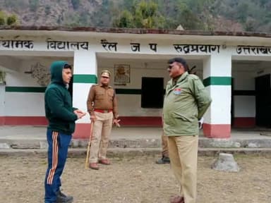 रुद्रप्रयाग: पुलिस उपाधीक्षक विजेंद्र दत्त डोभाल द्वारा किया गया वनरेबल मतदेय स्थलों का निरीक्षण #rudraprayag #election_2022